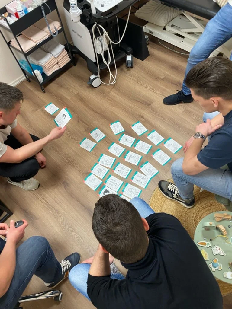 Partners bespreken informatiekaarten ter voorbereiding op de bevalling